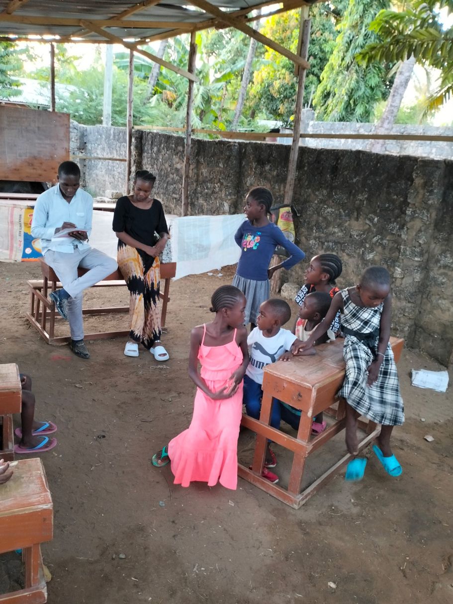 Bedürftigen Kindern wird es ermöglicht in die Schule zu gehen und Bildung in Afrika zu erhalten.