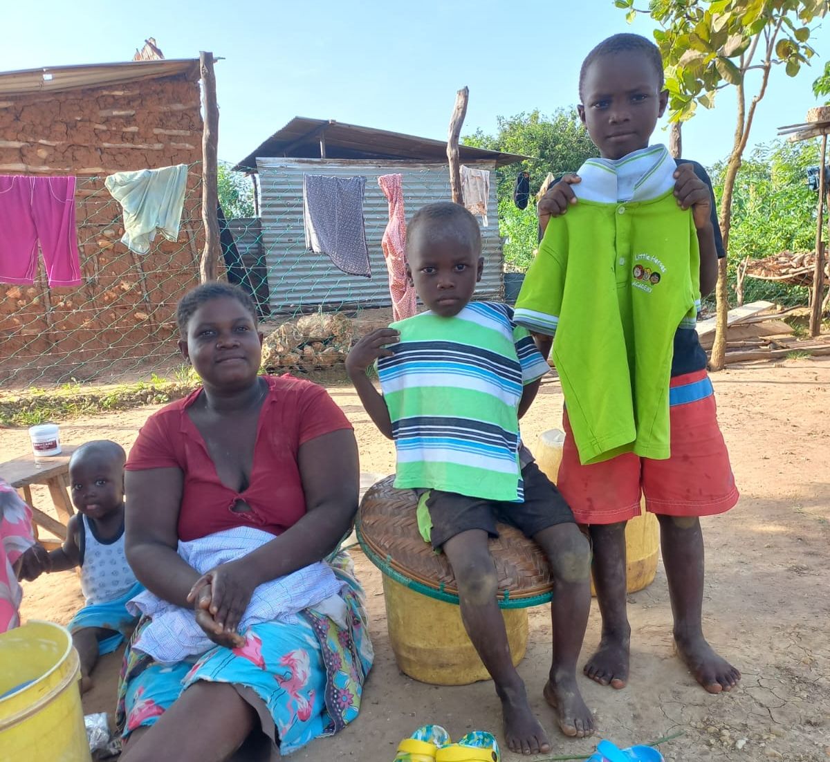 Hier sieht man wie bedürftige Kinder in Kenia von One Family one Earth neue Kleidung bekommen