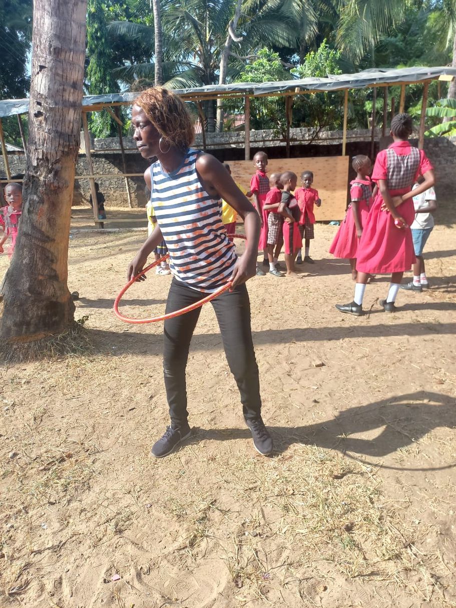 Lilian mit einem Hulahoop.