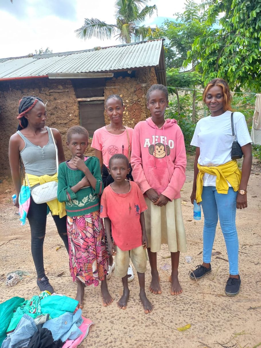 Mitglieder und Kinder vor einer Lehmhütte in Kenia