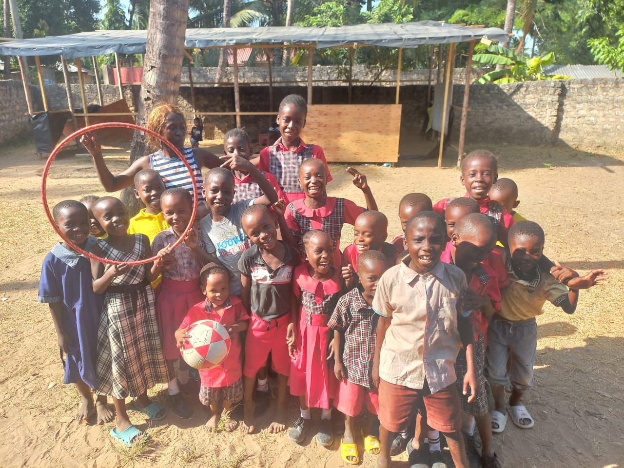 Die Gemeinschaft von One Family One Earth hat viele Kinder, die in Kenia in die Schule geschickt werden können. Der Verein bezahlt unter anderen für ihre Schuluniformen.