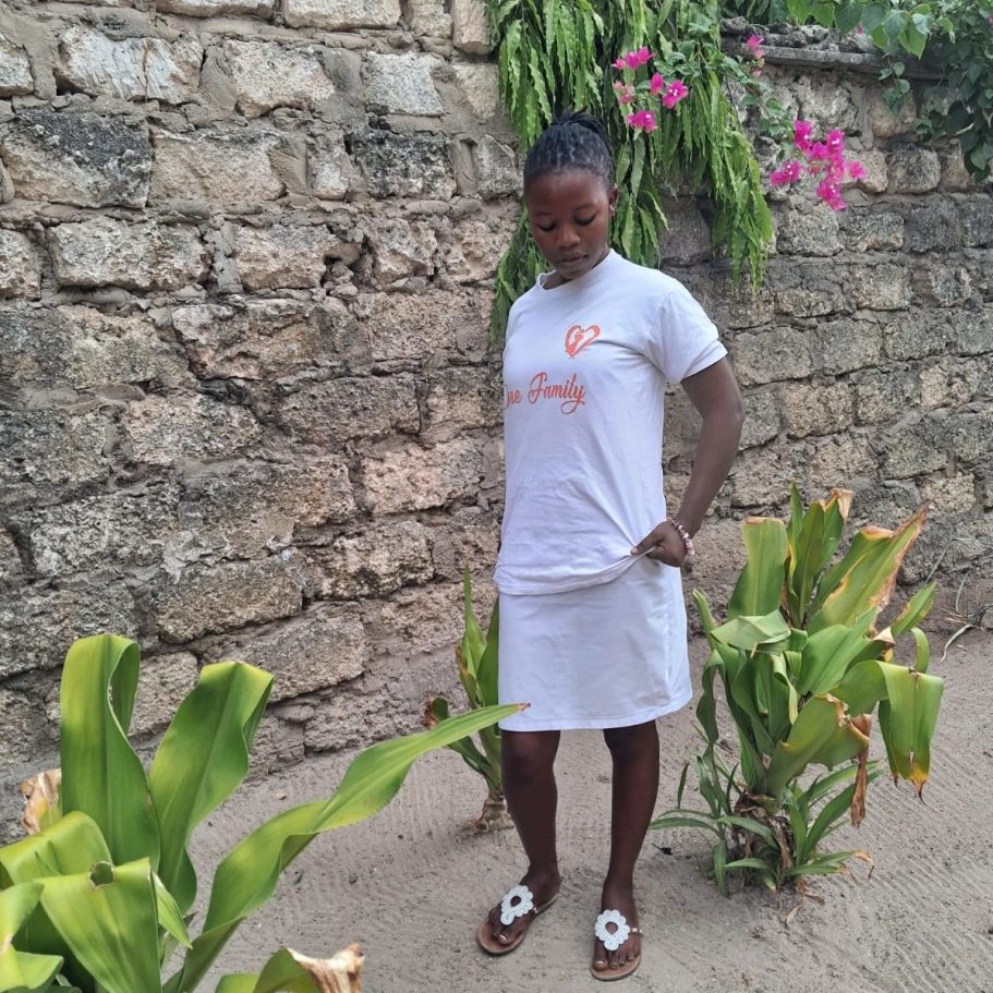Selina Mwatsuma Selina Mwatsuma ist eine der Frauen in Kenia welche Kinder und Mütter in Not, dank der Spenden von One Family One Earth unterstützen kann.