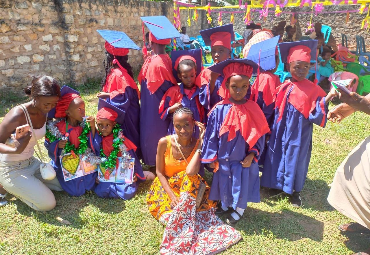 Diese Kinder der Gemeinschaft von ONE FAMILY ONE EARTH in Kenia haben gerade eine Schulstufe abgeschlossen.