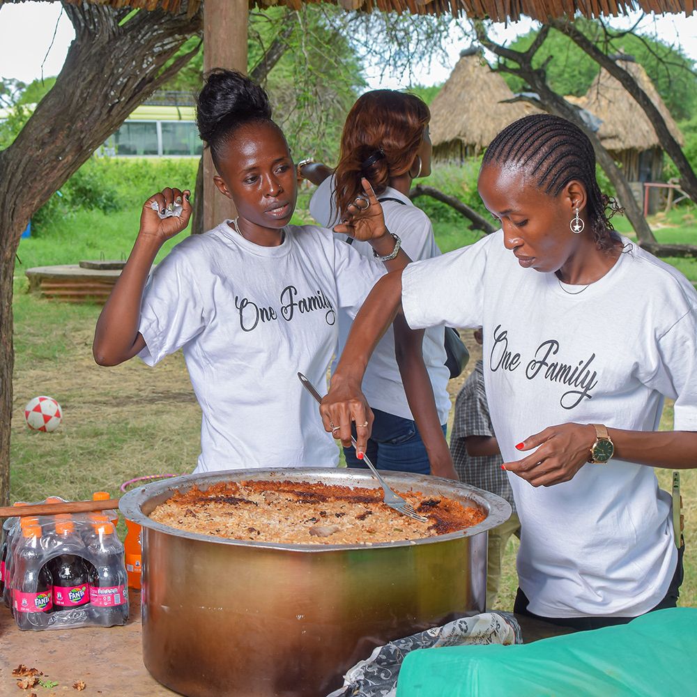 Unsere Frauen von One Family One Earth können für die Kinder in Kenia Essen kochen