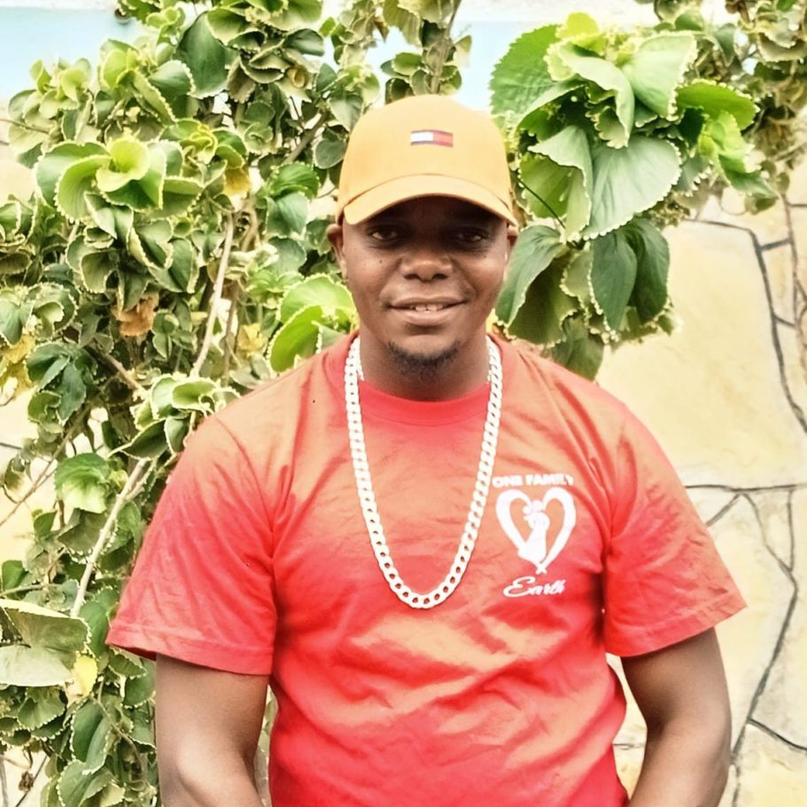 Selina Mwatsuma Selina Mwatsuma ist eine der Frauen in Kenia welche Kinder und Mütter in Not, dank der Spenden von One Family One Earth unterstützen kann.